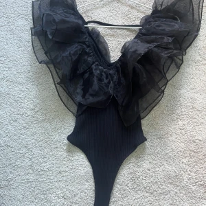 Svart volangbody från Zara - Svart body från Zara i storlek S aldrig använts endast testad 🥰