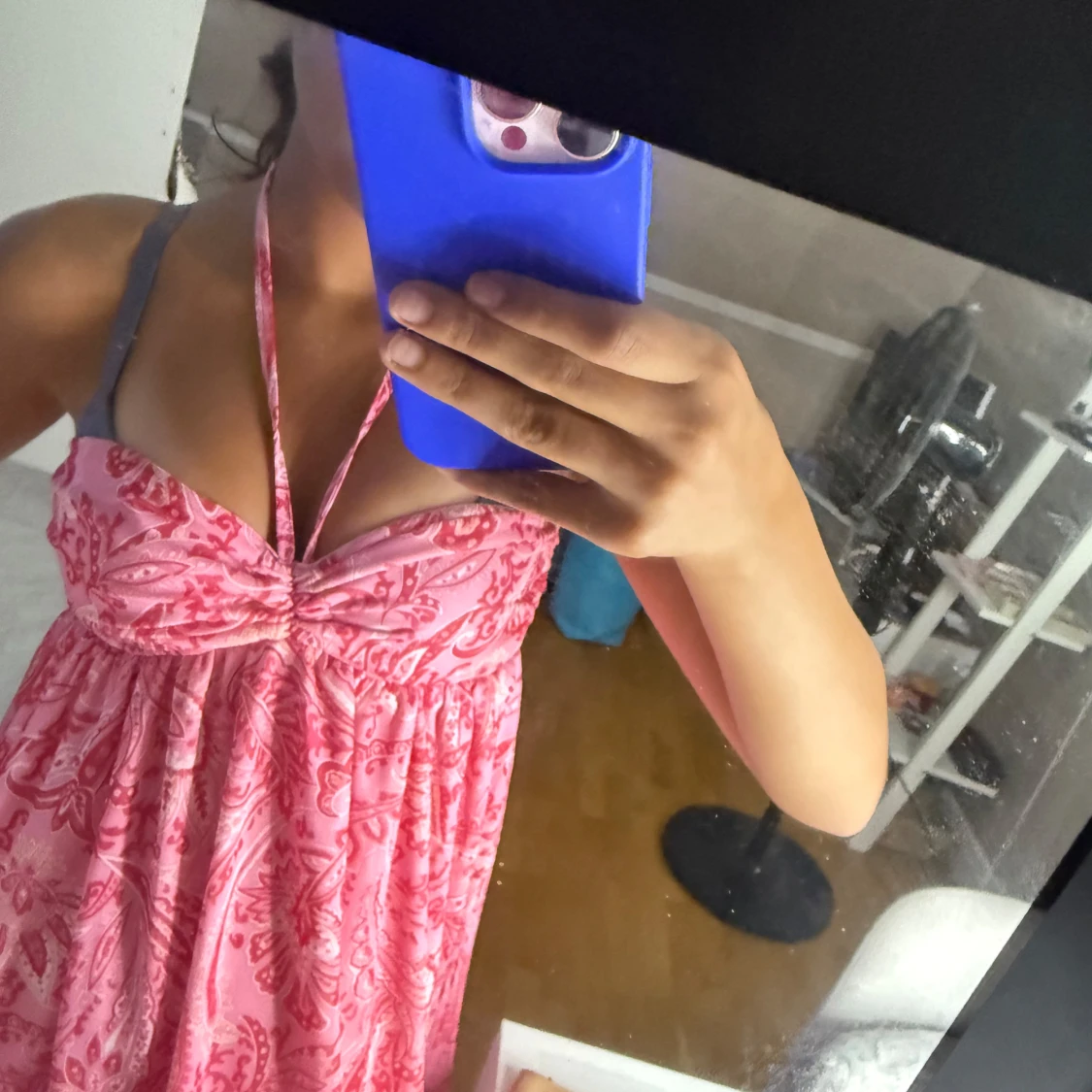 Rosa halterneck långklänning med mönster - 3