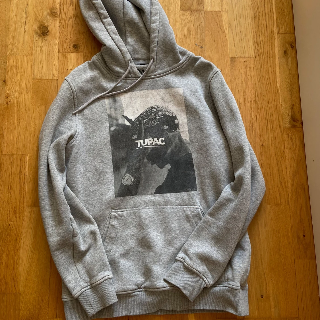 Grå Tupac hoodie från Mister Tee