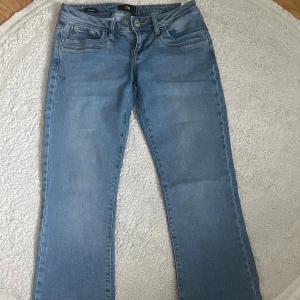  Låg midjade jeans från LTB - Säljer dessa snygga låg midjade boot cut jeans från LTB med klassisk femficksdesign. Dessa jeans är perfekta för en avslappnad look. Storlek: W26 L32