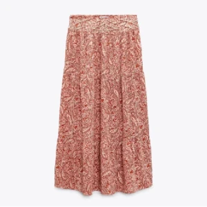 Rosa röd orange mönstrad lång kjol från Zara  - Mösntrad långkjol med fint pärlmönster upptill❣️