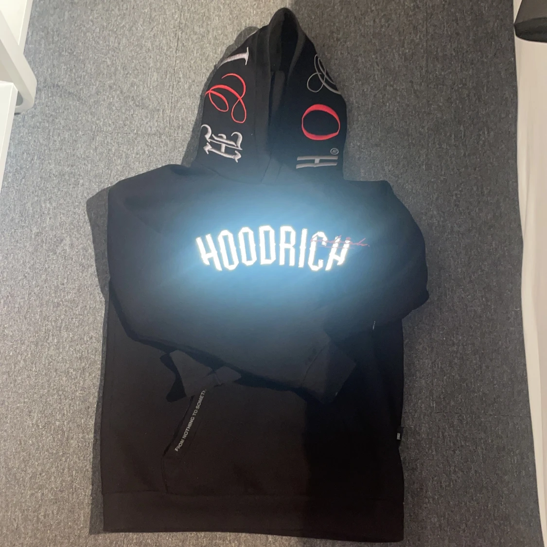 Svart hoodie från Hoodrich med tryck