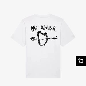 Vit mi amor tröja - Vit t-shirt från Mira Paris med  svart tryck på ryggen. Tröjan är i bra skick och inga slitningar. Den är köpt för 969kr. Hör av er vid frågor eller om du vill ha fler bilder❤️