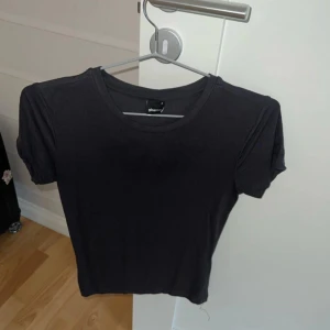 grå soft touch top  - soft touch topp från gina, mörkgrå. aldrig använd men super skönt material 