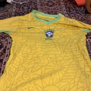 Vini jr brazil tröja  - 2024 vini jr tröja bra kvalitet och jätte snyggt tröja och i storlek 158 