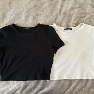 2 toppar från Zara - Säljer två toppar från zara, båda för 150kr. Den svarta är i S och den vita i M men skulle säga att dom sitter likadant och båda passar xs-s. Skriv för mer bilder! 