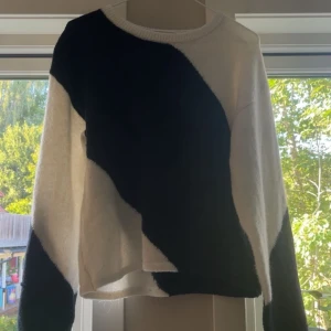 Svartvit stickad tröja Gina Tricot - Säljer en stickad tröja från Gina Tricot i storlek 170. Tröjan har ett coolt svartvitt mönster med breda diagonala block och rund hals. Den är långärmad och har en lite loose passform, perfekt för höst och vinter.