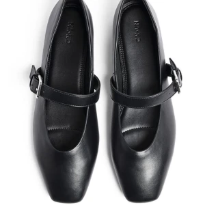 Ballerina med platt tå - Säljer ballerina skor från NA-KD som endast är använda en gång. Skorna var för små för mig men har nu ett par i rätt storlek som jag älskar och använder väldigt mycket. Jag hann däremot inte skicka tillbaka dessa. Står storlek 40 men är definitivt mer en 39. Nypris: 599 kr