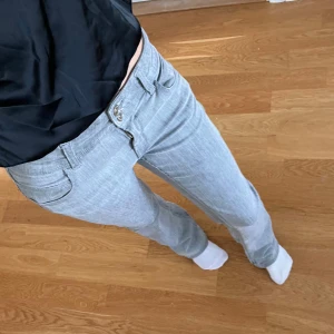 Low waist jeans - Snygga grå low waist jeans helt slutsålda!❤️, dem är i stl 158 !💕jeansen har 2 små fläckar på baksidan av ena smalbenet, skriv om ni vill ha bild på de! Annars är de som helt nya då jag knappt använt dem💕