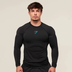 Onyx v5 midnight limited edition - Svart långärmad träningströja från Gymshark med blå logga på bröstet. Tröjan är tight i passformen och tillverkad i ett syntetmaterial som andas, perfekt för gymmet. Snygga detaljer i tyget på axlar och ärmar för extra stil. !!!!!INTRESSEKONTROLL!!!!!