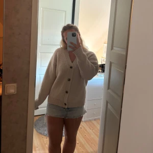 Beige kofta - Jättefin kofta inifrån Cotton On, knappt använd. Köpt för 700kr men säljer för 400kr