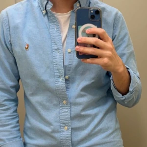 Ralph lauren skjorta - Ny skick Ralph lauren skjorta , sky blue färg , storlek S i slimfit men kan även passa för dem som bär M . Priset diskuteras bara vid snabb affär