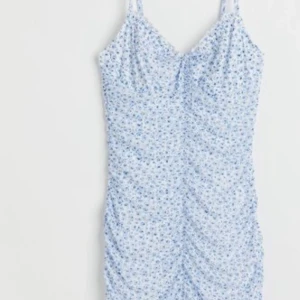 Blommig kortklänning från H&M Divided - OBS! Säljer den gröna! Supersöt kortklänning med figurnära passform från hm. Perfekt för nu till sommaren!💕 Stl M på lappen, men skulle mer säga S (kanske till o med XS/S) o endast använd två gånger