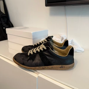 Maison margiela skor - Tja, säljer nu dessa feta maison margiela skor! Har alla tillbehör och skorna är i mycket bra skick förutom att de har släppt lite där framme på ena skona men inget som syns när man går men har sänkt priset lite pga det! Bara att skriva om det finns frågor!