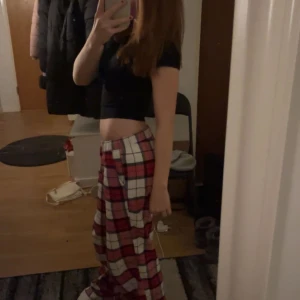 Rödvita rutiga mjukisbyxor med snörning - Säljer ett par riktigt sköna mjukisbyxor med rödvitt rutigt mönster och dragsko i midjan. Byxorna har en loose passform och är perfekta för chill dagar hemma. Mjukt bomullsmaterial som känns nice mot huden.