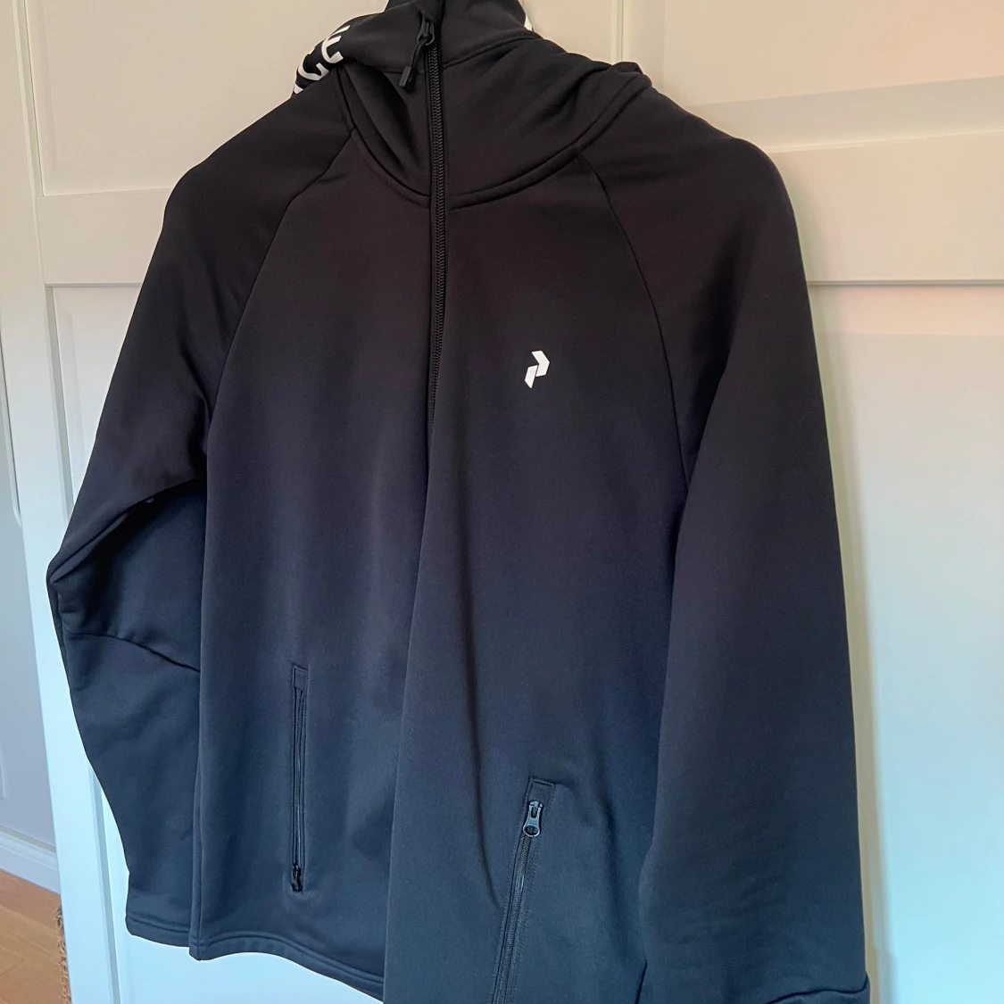 Svart vindjacka från Peak Performance