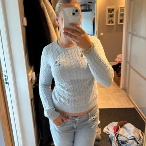 Jabelstickad Bondelid tröja - Supersnygg ljusblå kabelstickad tröja från Bondelid. Lite liten på mig tyvärr därför jag säljer. 