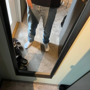 Replay anbass jeans - Säljer ett par snygga Replay anbass i ljusblå tvätt med klassisk femficksdesign. Jeansen har raka ben och normal passform, tillverkade i mjukt bomullsmaterial. Perfekta för dig som gillar en avslappnad stil med lite slitna detaljer. Pris ej hugget i sten! Tveka inte en sekund på att skriva😊