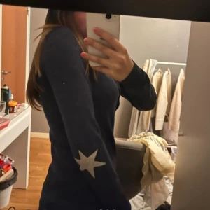 Mörkblå kofta med stjärndetaljer - Marinblå/mörklblå kofta med knappar och stjärndetaljer på armbågarna! Storlek xs men passar mig som har storleken S! Jättefin knappt använd 