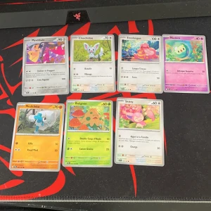 Pokémonkort (franska) - Mysdibule, Chinchidou, Excelangue, Nucleos, Meditikka, Balignon, Skitty - Samling av sju färgglada Pokémonkort på franska, perfekta för samlare och fans! Upptäck unika illustrationer och moves för varje Pokémon. Passar både nybörjare och erfarna spelare som vill utöka sin kortlek.