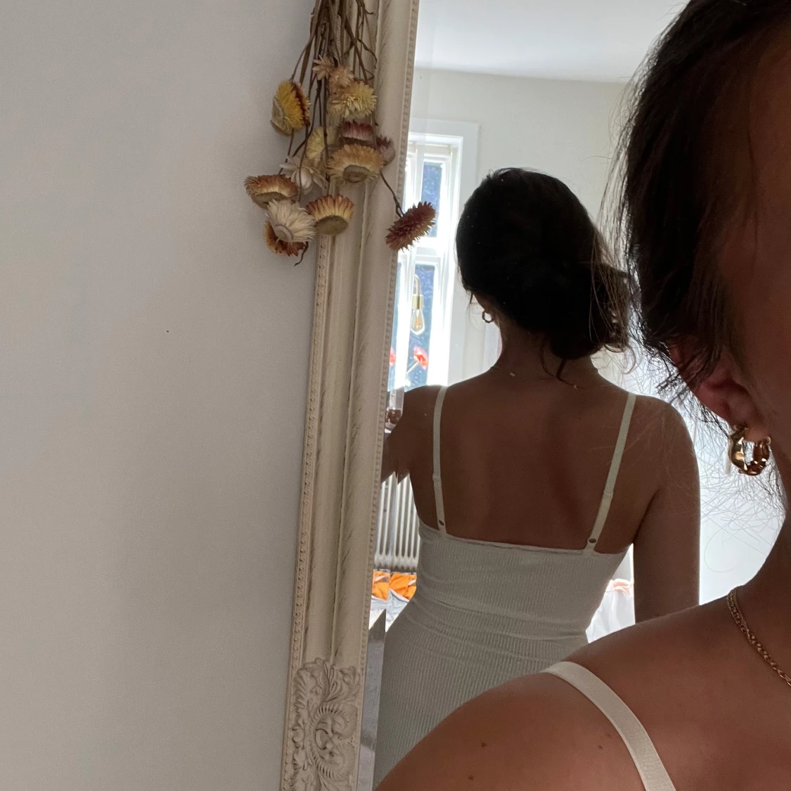 Vit ribbad kortklänning med spets - 1