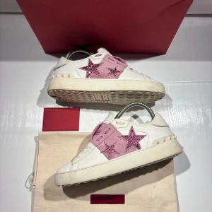 Valentino skor - Hej! Säljer nu mina skor från märket Valentino, storlek 36 bra skick, allt på bilden ingår. givetvis äkta. Tveka inte på att höra av dig om du har frågor eller funderingar kring skorna! 