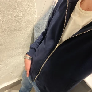 Mörkblå helzip - Mörkblå helzip i 9/10 skick. Knappt använd🙌           Skriv om ni har några funderingar!