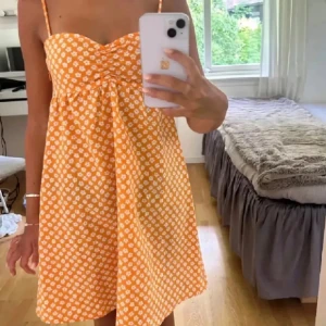 Orange blommig klänning!!🧡✨ - Säljer min supersöta blommiga klänning från H&M i storlek S, nytt skick och passar verkligen till alla somriga tillfällen!!!😙🤌