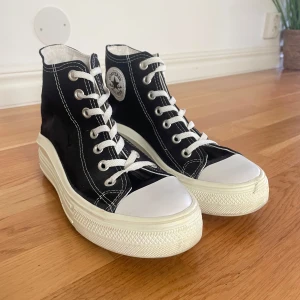Svarta Converse All Star liknande skor - Jättefina converse liknande skor, perfekta nu till hösten💗 endast använda en gång. Storlek 40 men passar nog 39 också. 25.4cm💗