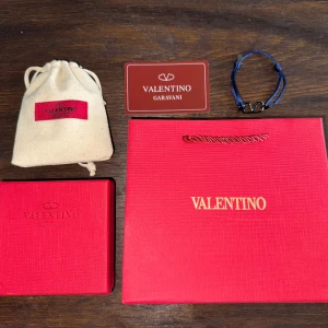 Valentino armband  - Skick:10/10 helt ny            Kvitto finns.       Skickas samma dag 