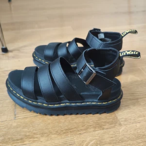 Dr Martens Sandaler - Sparsamt använda i läder, väldigt lätta och med en sula på 3cm