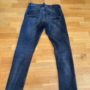 Svart/grå jeansbyxor med smal passform - Snygga svart/gråa jeans med klassisk femficksdesign och smal passform. Jeansen har en lätt urtvättad utseende med raka ben/slimfit beroende på person. Materialet är slitstarkt jeans i bomull. Inga defekter eller konstigheter på jeansen! Storlek är 31/32 *pris kan diskuteras 
