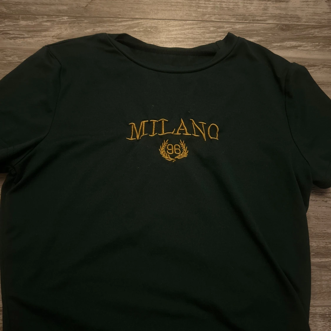 Mörkgrön Milano t-shirt från SHEIN - 1