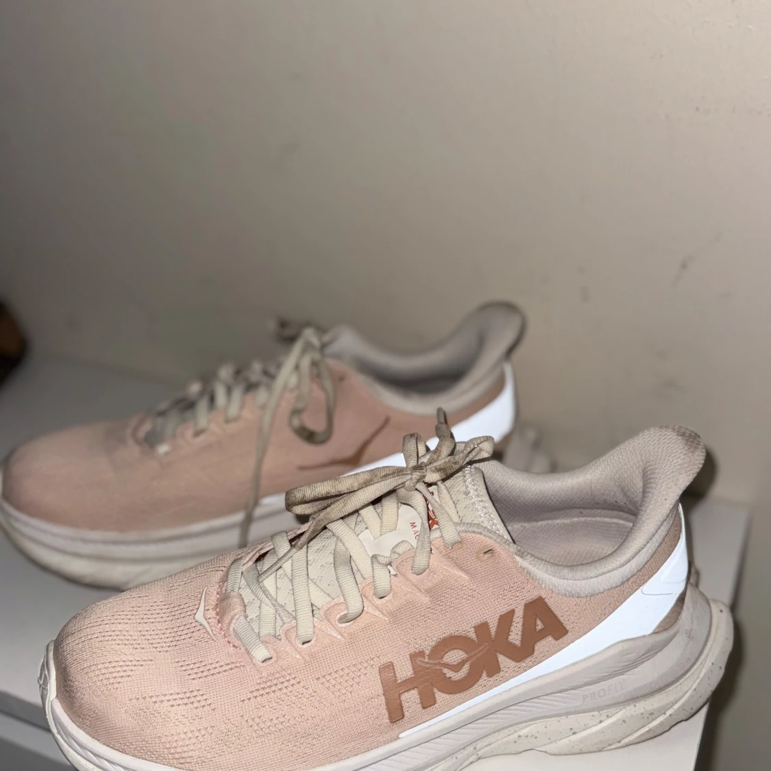 Ljusrosa Hoka sneakers med tjock sula