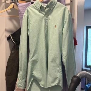 Ljusgrön skorta från Ralph lauren - Stilren och snygg skjorta som sticker ut i mängden, väldigt tunn och skön att ha på sommaren stylat med jeans eller linnebyxor!