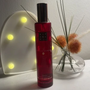 Rituals The Ritual of Ayurveda mist - En lyxig hår- och kroppsmist från Rituals i serien The Ritual of Ayurveda. Flaskan är djupt röd med elegant svart och guldigt lock. Doften är en mix av indisk ros och söt mandelolja. Perfekt för dig som vill ha en fräsch och mjuk doft hela dagen.