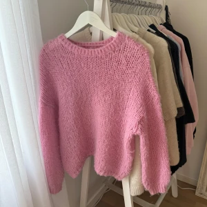 Rosa stickad tröja  - Säljer denna jätte fina och sköna stickade tröjan från Vero Moda!💞