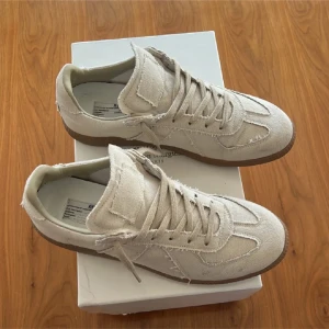 Maison Margiela Gats  - Tjena. Säljer dessa otroligt sällsynta maison margiela gatsen i storlek 42. Vad jag vet så är jag den enda på plick med dessa som är äkta. (Bevis finns). Om de finns några frågor eller funderingar så är de bara att skriva! Tack!😁🙌🏼