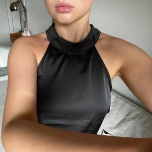 Halterneck top - Säljer denna SUPERfina halterneck toppen från NAKD i storlek S. Jättefin i kvalitén 🫶🫶 Bra festtopp