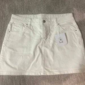 Vit jeanskjol med fickor - Säljer denna helt oanvända jeans kjol för den passar ej mig🥰prislappen är kvar så den är som ny!
