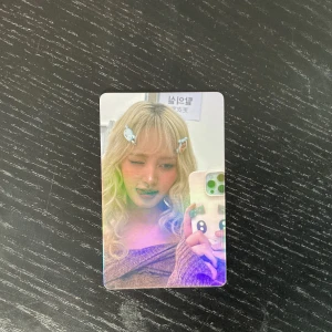 Liz från  ive lomo card  - Liz från ive. Om man  beställer 2 kort får gratis freebias🥳🥳storlek på kortet 6x9. Hämtas på plats.