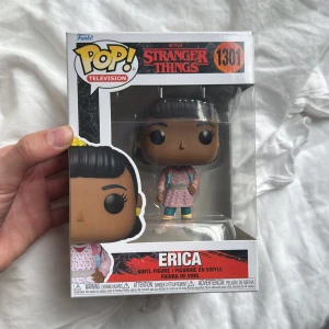Stranger Things: Erica (Funko Pop! #1301) - Cool Funko Pop! vinylfigur av Erica från Stranger Things. Perfekt för dig som älskar serien och vill samla på dina favoritkaraktärer. Färgglad och detaljerad design – ett måste för alla fans! Pris kan diskuteras! 