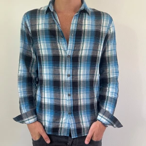 Whyred skjorta  - En as schysst skjorta från whyred. Storlek S och modellen på bilden är ca 182 cm. Fint skick, köp för endast 399kr.  