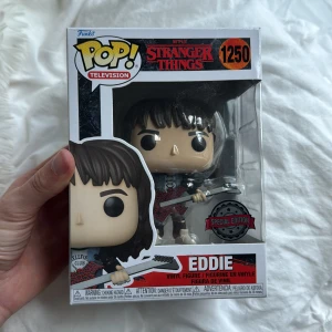 Eddie (Stranger Things) Pop! Television #1250 - Samlarfigur från Funko Pop! föreställande Eddie från Stranger Things. Perfekt för fans av serien som vill ha en cool och unik dekoration till rummet eller samlingen. Special Edition-variant med detaljerad design och ikonisk gitarr. Pris kan diskuteras!