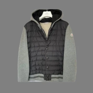 Svart och grå jacka från Moncler - Snygg jacka från Moncler säljer den för priset 2500 mycket bra pris storlek S modellen är 1,78 vikt 72 kilo hör av er vid frågor!