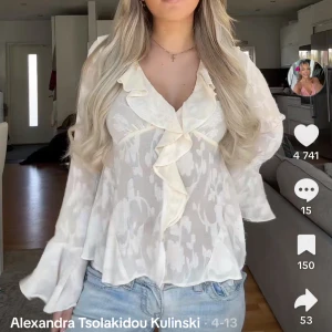 Volang topp Zara  - Lånad bild från tik tok💕! Säljer jätte fin volang topp från Zara, hör av er om ni vill ha fler bilder eller vid frågor, annars tryck på köp nu💕