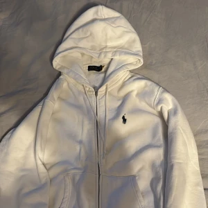Vit hoodie från Polo Ralph Lauren - Vit hoodie från Polo Ralph Lauren med dragkedja, bra skick och inga fläckar