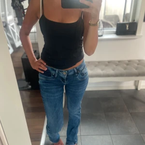 Blå bootcutjeans, låg midja, ltb i stilen ”valerie” - Säljer ett par snygga blå jeans från LTB i stilen ”valerie”. De har en en bekväm passform och är low waisted bootcut jeans. Köpte för 799 kronor men säljer för 699. Storlek 26x30. Skriv till mig för frågor eller fler bilder!