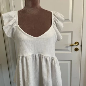 Vit topp  - Jätte söt vit topp, knappt använd💓