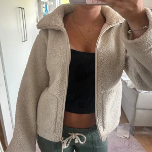 beige teddyjacka - beige Teddy jacka från hm i storlek XS, väldigt bra kvalite. Säljer pga att jag inte använder längre 